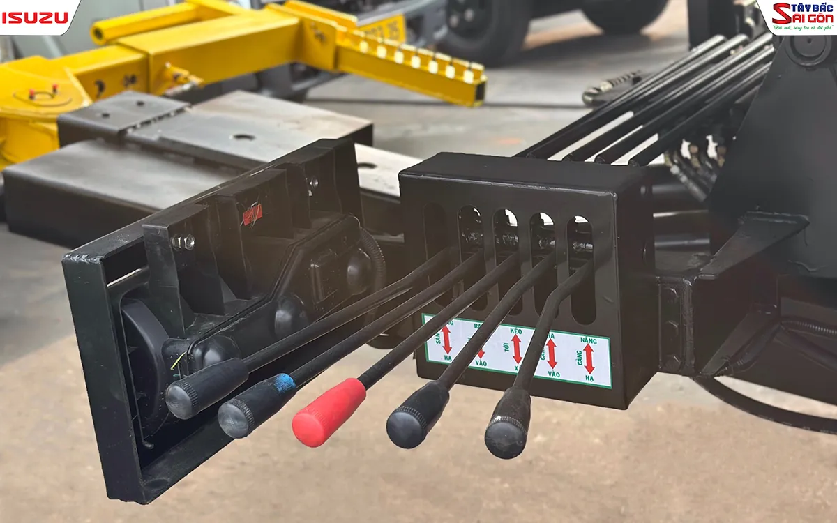 Cụm cần điều khiển thủy lực và bảng chỉ dẫn của xe cứu hộ sàn trượt ISUZU NQR550