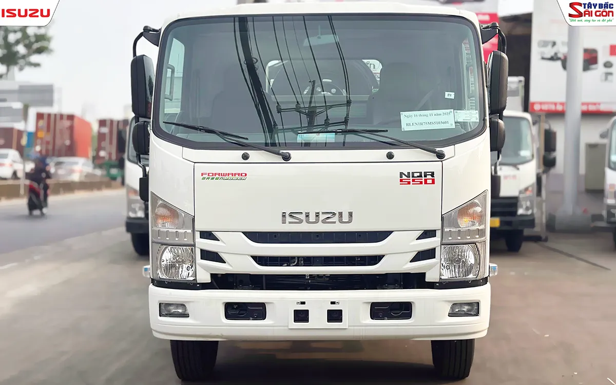Đầu xe xe cứu hộ sàn trượt ISUZU NQR550 nhìn chính diện