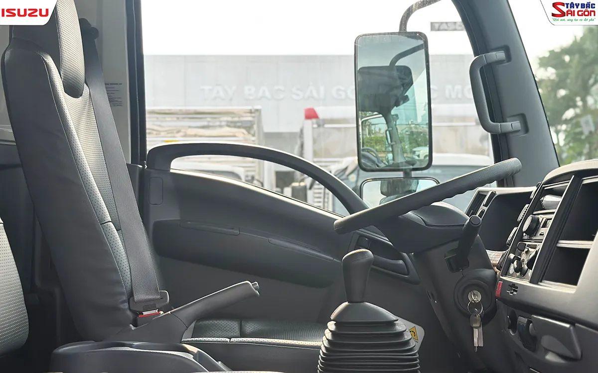 Khoang lái cabin xe cứu hộ sàn trượt ISUZU NQR550, vô-lăng, cần số và ghế tài xế