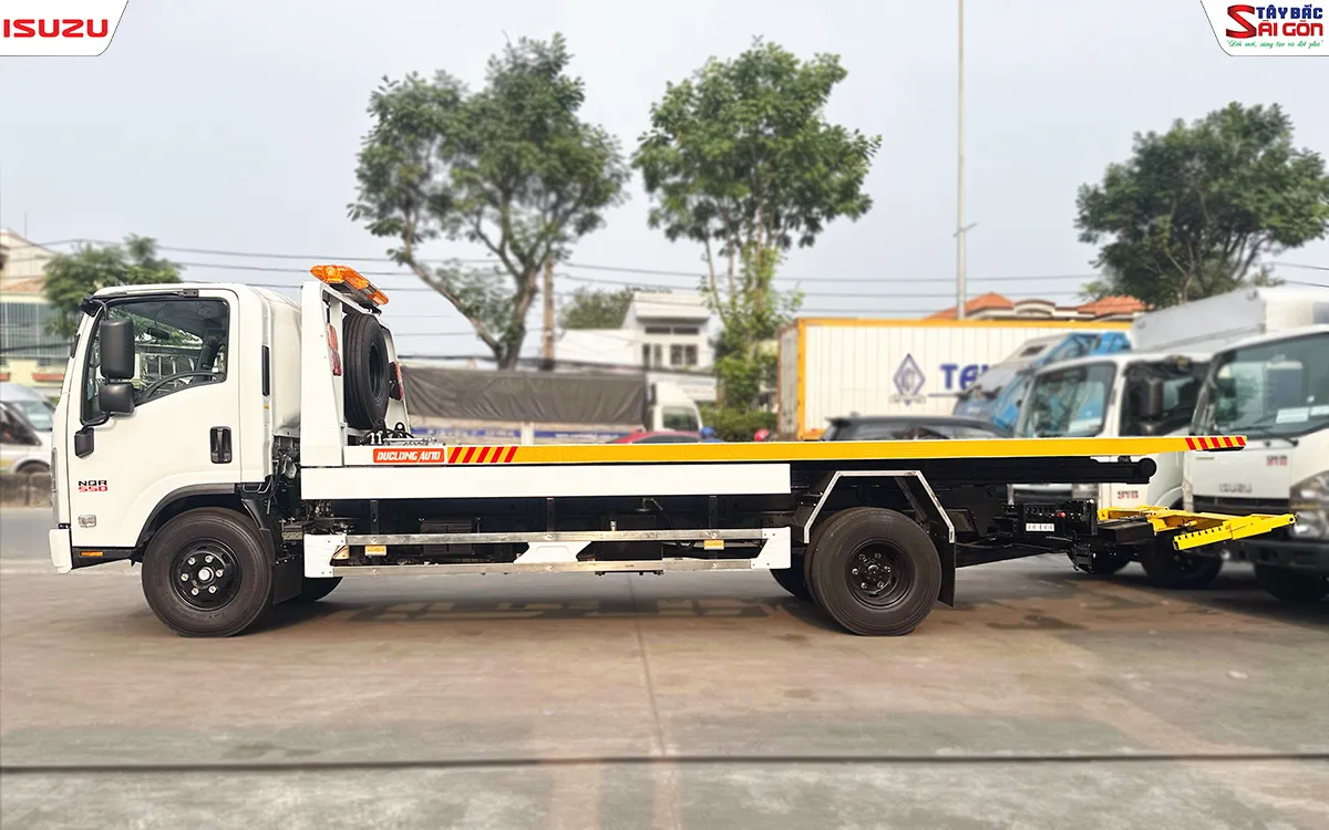 Xe cứu hộ sàn trượt ISUZU NQR550 nhìn ngang bên trái, sàn dài liền sau cabin