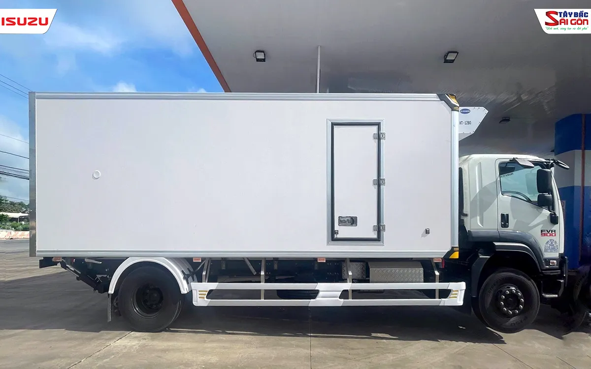 Xe tải ISUZU FVR900 thùng đông lạnh nhìn ngang, có cửa hông