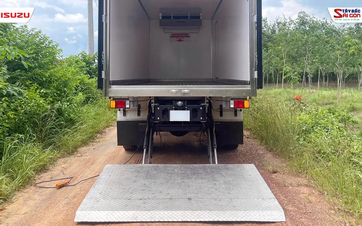 Bàn nâng inox hạ sát mặt đất ở đuôi xe tải FVR900 đông lạnh