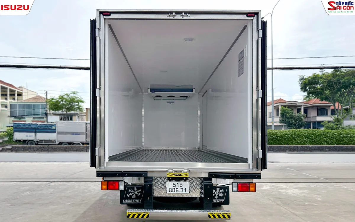 Cửa sau mở nhìn thẳng vào lòng thùng lạnh xe đông lạnh ISUZU NQR550