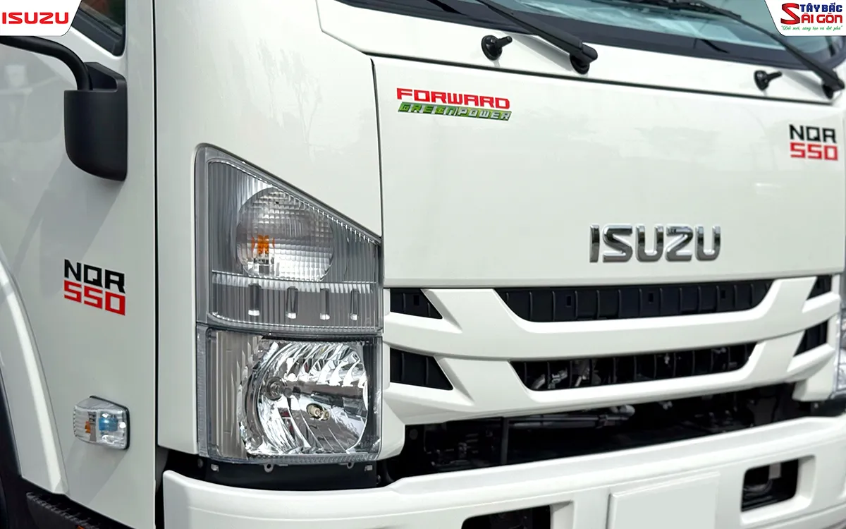 Đầu xe xe đông lạnh ISUZU NQR550 nhìn cận cảnh, biểu tượng NQR550