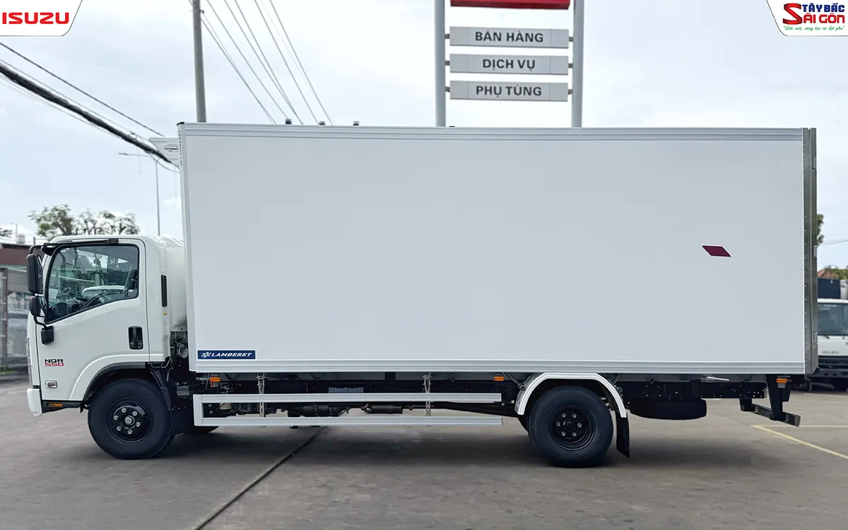 Xe đông lạnh ISUZU NQR550 nhìn ngang bên trái, thùng lạnh dài