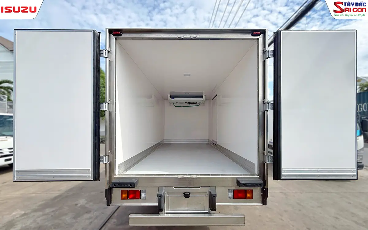 Cửa sau mở nhìn thẳng vào lòng thùng lạnh xe đông lạnh ISUZU QKR210 1T9