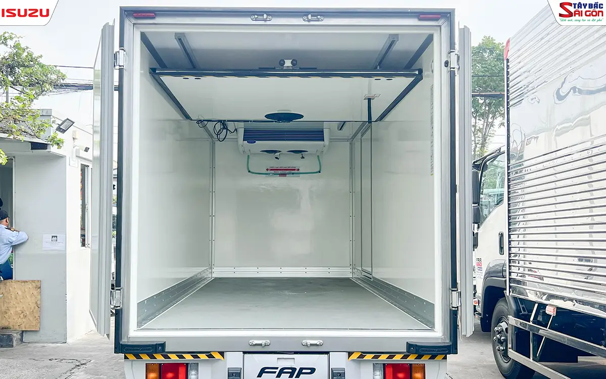 Cửa đuôi thùng đông lạnh mở nhìn vào khoang hàng