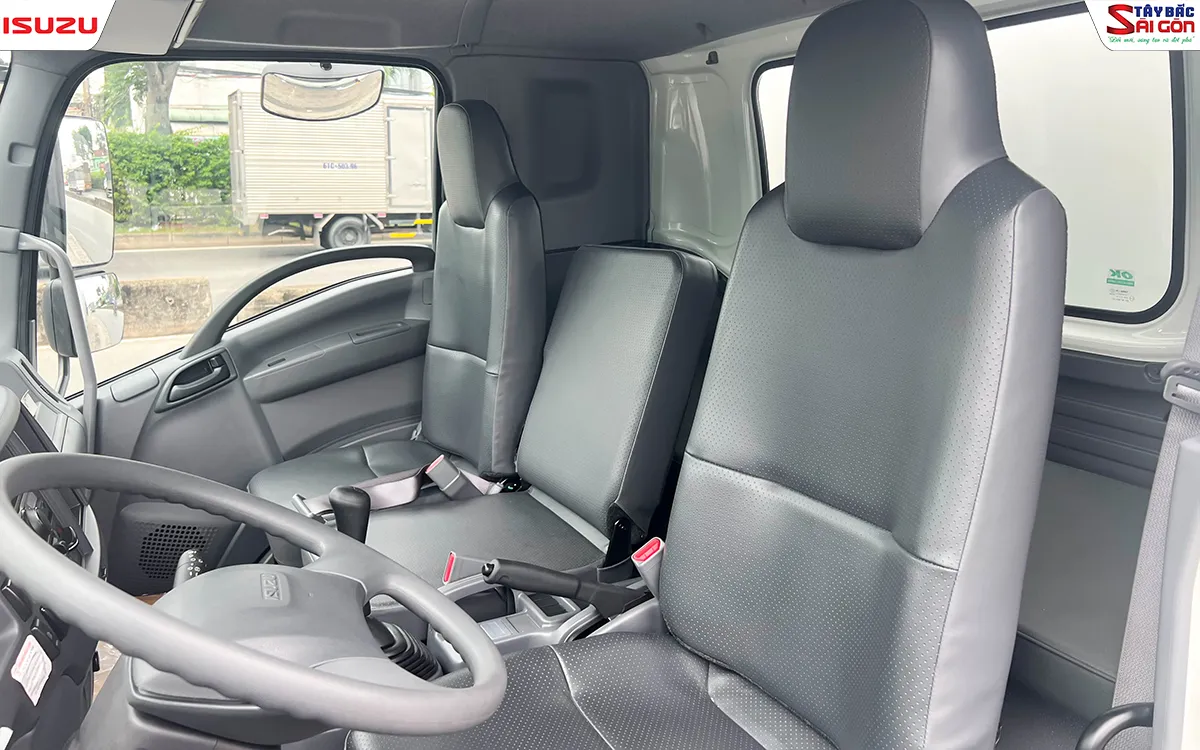 Khoang lái xe tải ISUZU FSR700 với vô lăng và ghế ngồi