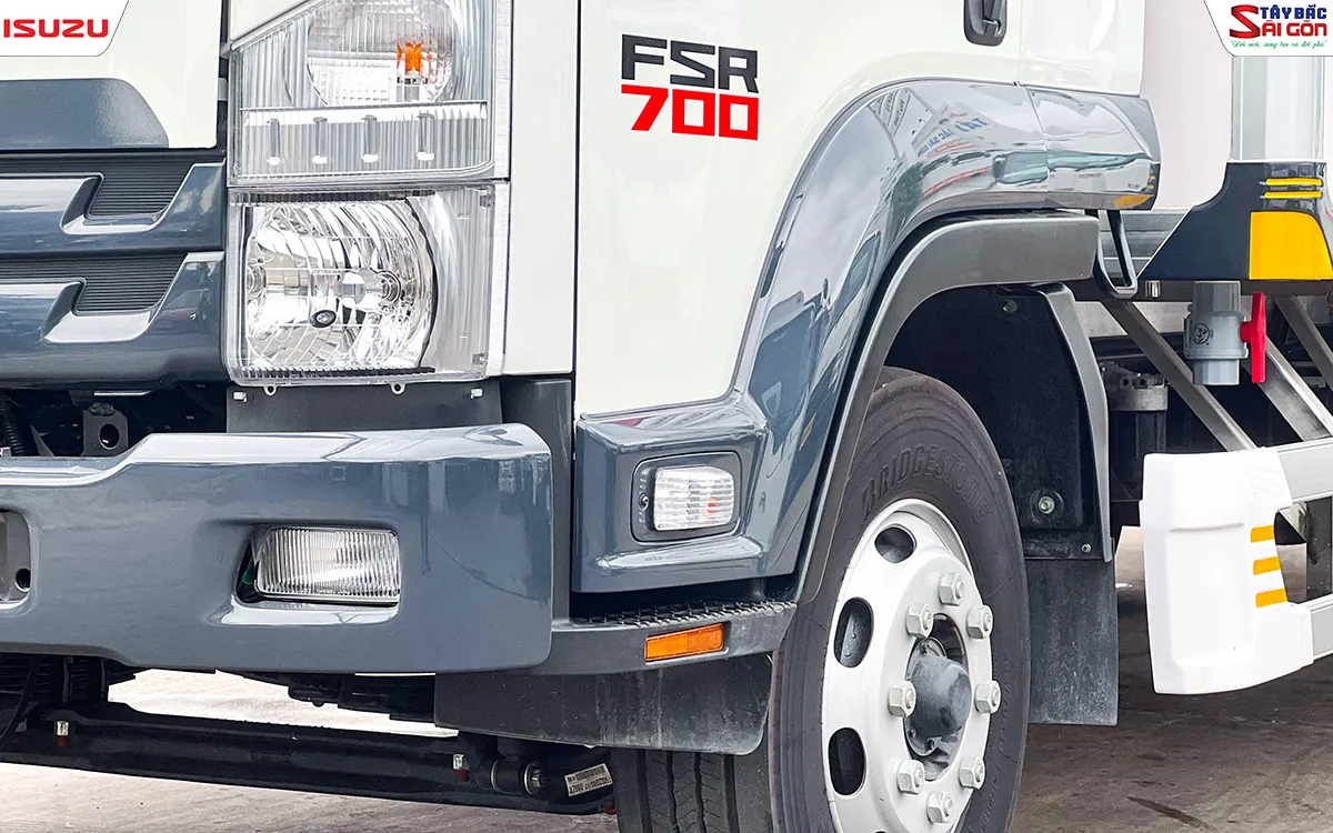 Đầu cabin xe tải ISUZU FSR700 và cụm đèn trước