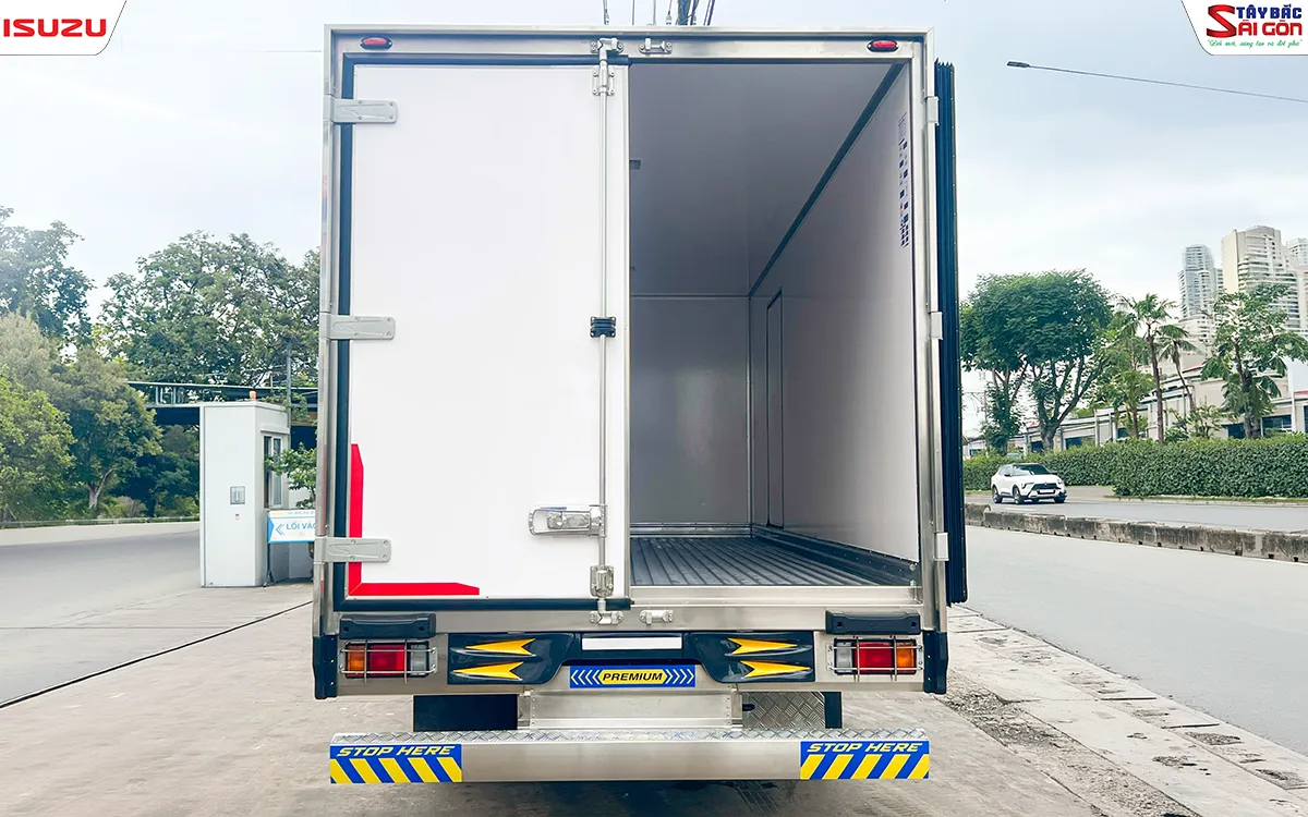Cửa sau thùng bảo ôn xe tải FSR700 mở rộng