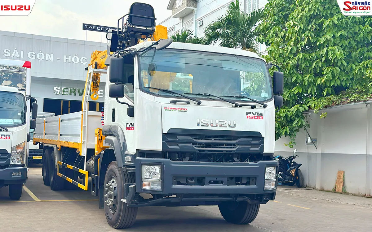 Đầu cabin xe tải ISUZU FVM1500 gắn cẩu nhìn góc 3/4 phía trước bên phụ