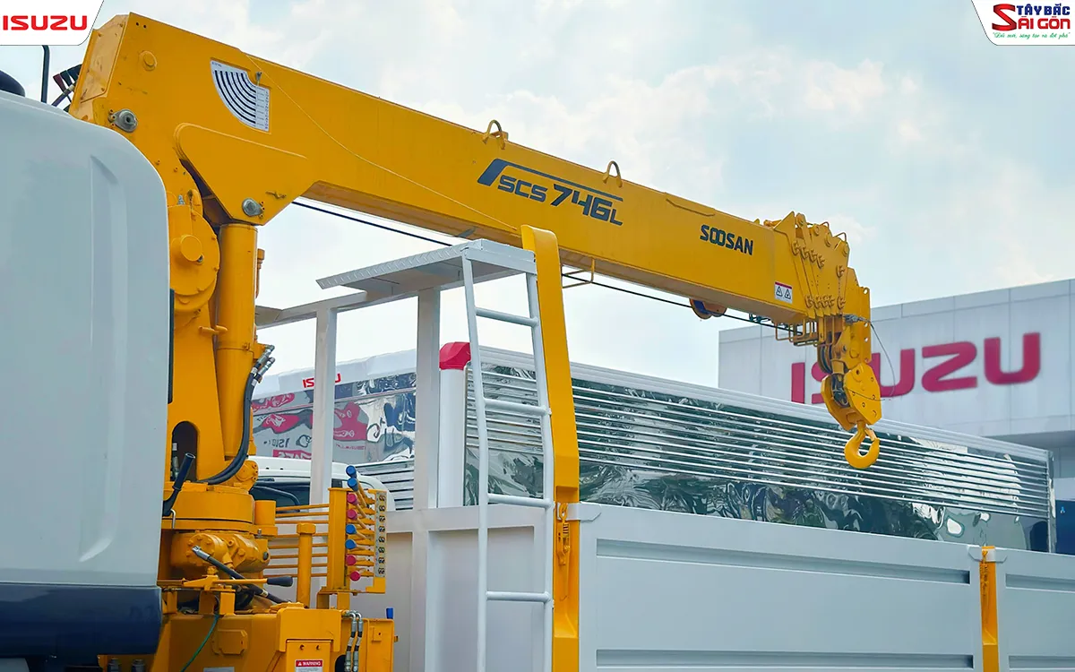 Cần cẩu SOOSAN SCS746L màu vàng trên xe tải FVM1500