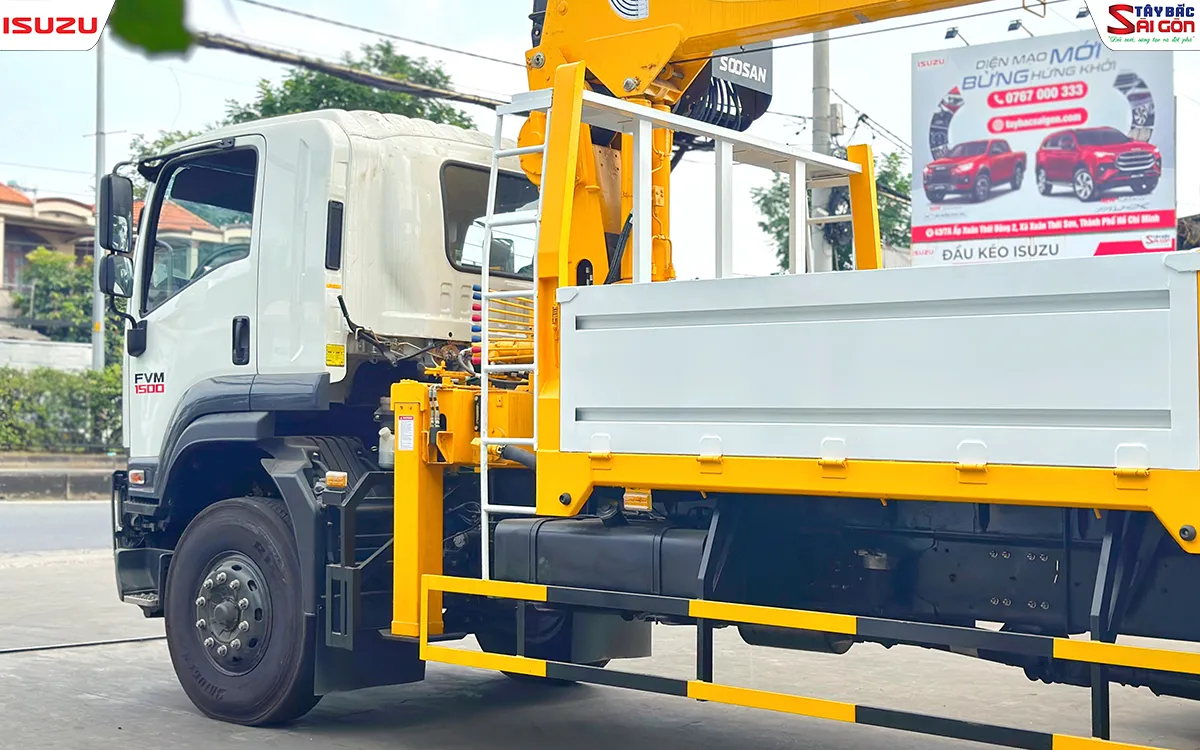 Xe tải ISUZU FVM1500 gắn cẩu và thùng lửng nhìn từ bên tài