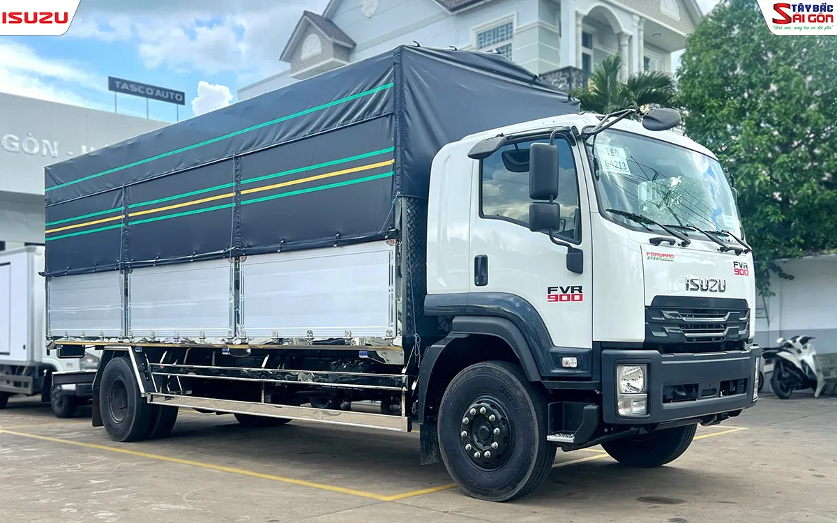 Xe tải ISUZU FVR900 thùng mui bạt bửng nhôm đỗ tại đại lý
