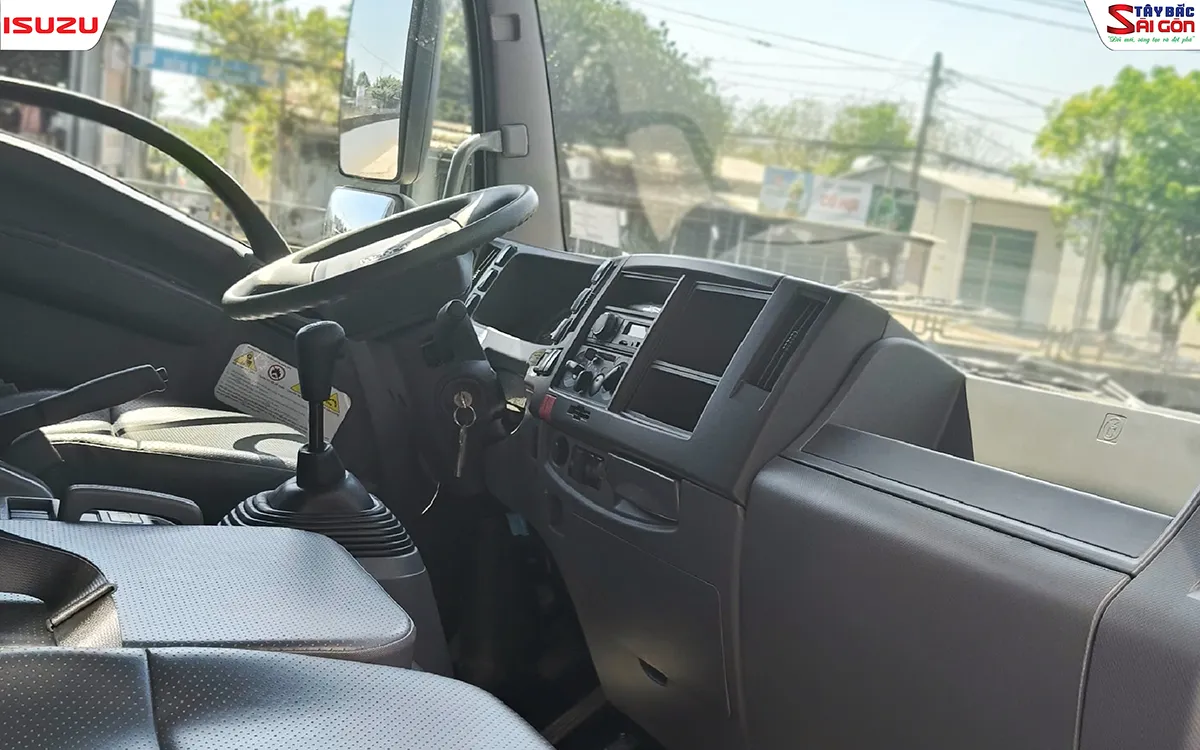 Khoang lái cabin xe tải ISUZU FRR650 thùng mui bạt bửng nhôm, vô-lăng và cần số