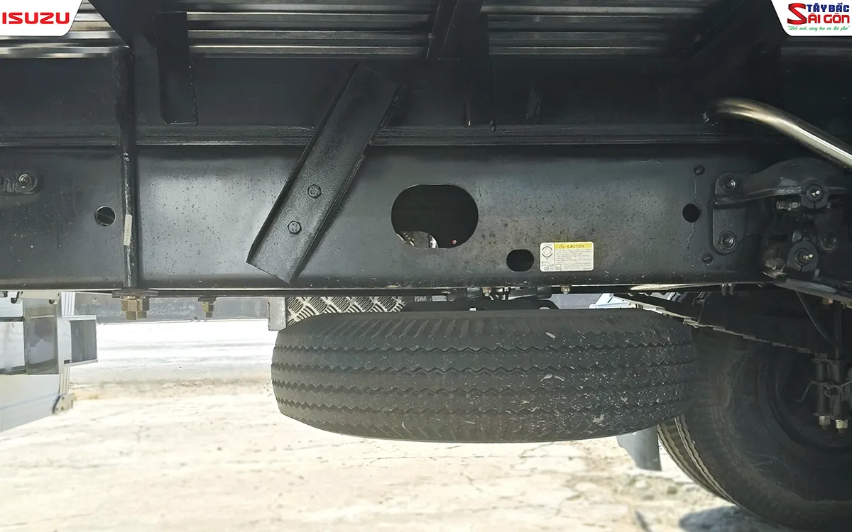 Khung sát-xi và bánh xe dự phòng của xe tải ISUZU FRR650 thùng mui bạt bửng nhôm