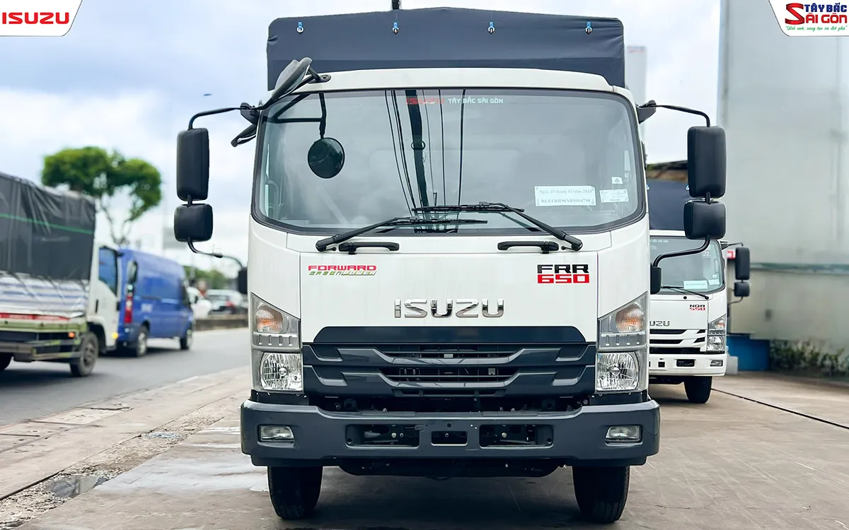 Đầu xe xe tải ISUZU FRR650 thùng mui bạt nhìn chính diện