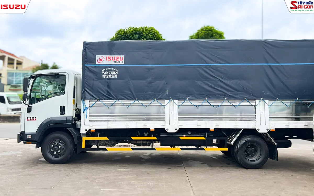Xe tải ISUZU FRR650 thùng mui bạt nhìn ngang bên trái, thùng bạt dài