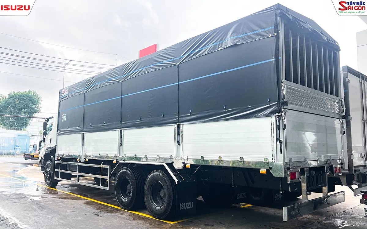 Xe tải ISUZU FVM1500 thùng mui bạt bửng nhôm nhìn từ góc sau bên phải, thùng bạt và bửng nhôm