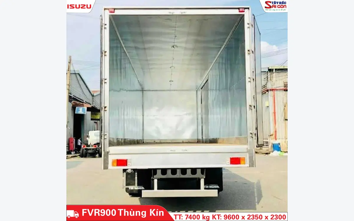 Lòng thùng kín xe ISUZU FVR900 nhìn từ cửa sau khi mở cánh cửa