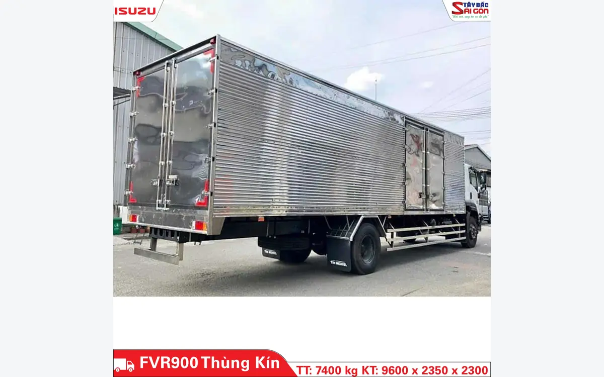 Cửa sau và vách thùng kín xe ISUZU FVR900 nhìn từ góc sau