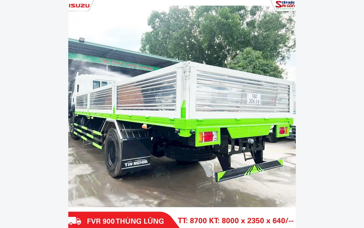 Góc nhìn phía sau xe tải ISUZU FVR900 thùng lửng