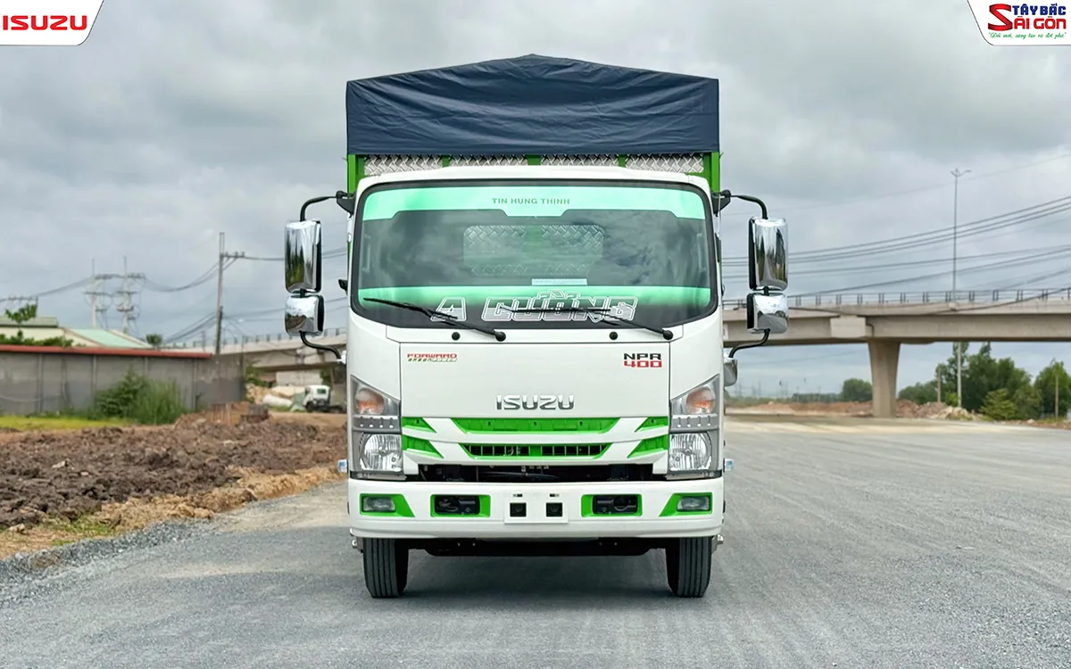 Đầu xe xe tải ISUZU NPR400 thùng mui bạt nhìn chính diện