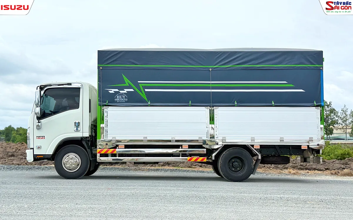 Xe tải ISUZU NPR400 thùng mui bạt nhìn ngang bên trái, thùng dài phủ bạt