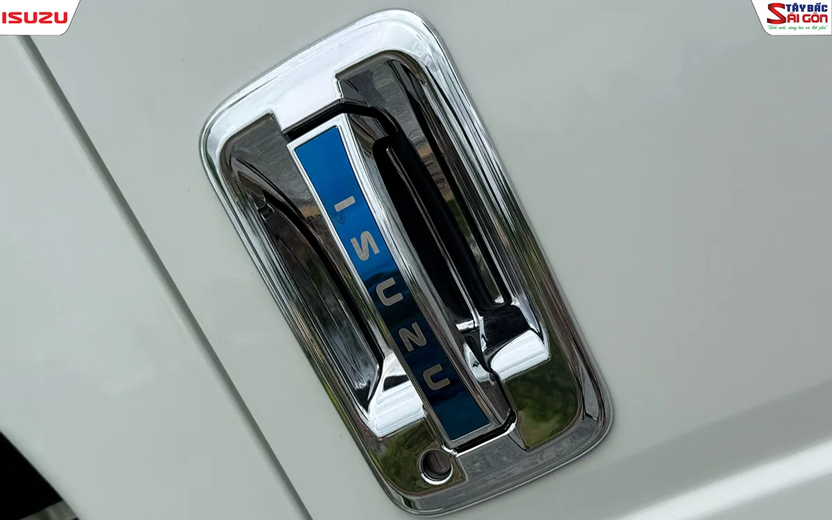 Tay nắm cửa mạ crôm có biểu tượng ISUZU trên cabin xe tải ISUZU NPR400 thùng mui bạt