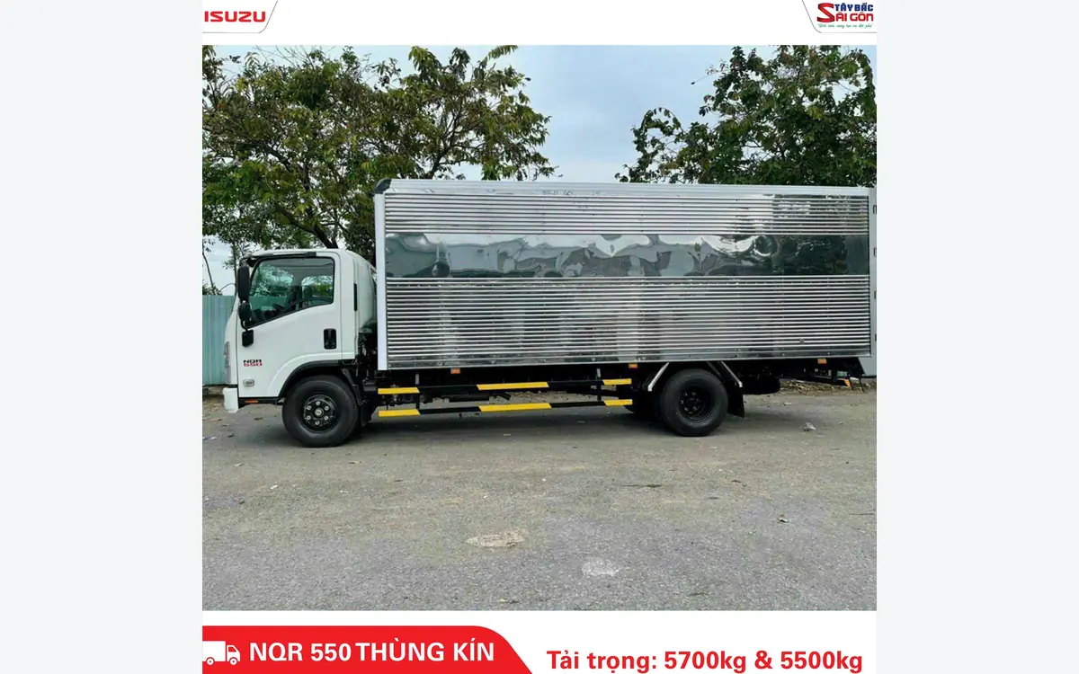 Xe tải ISUZU NQR550 thùng kín nhìn ngang bên hông, vách thùng inox gân
