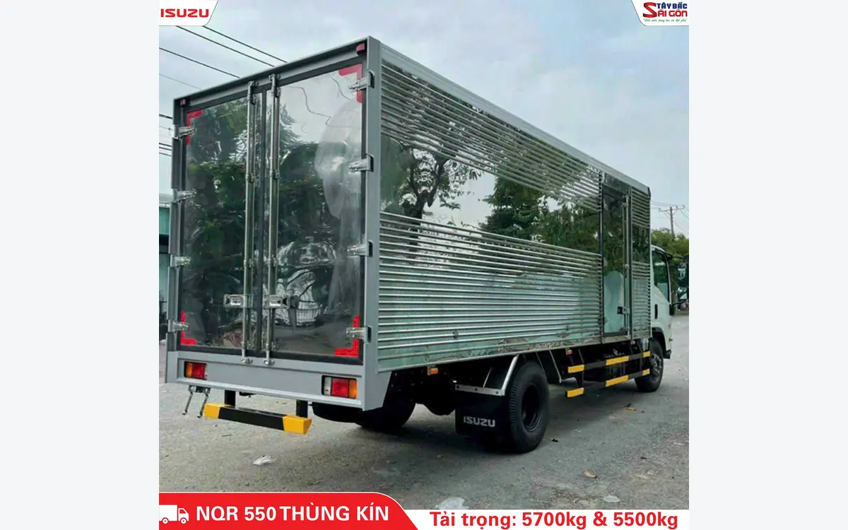 Cửa sau hai cánh và cửa hông của thùng kín trên xe ISUZU NQR550