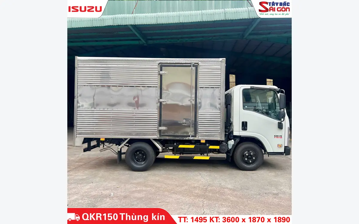 Thùng kín xe tải ISUZU QKR150 nhìn ngang bên hông, có cửa hông