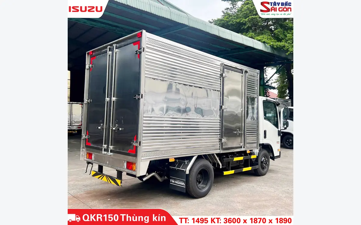 Phía sau thùng kín xe tải ISUZU QKR150, cửa sau hai cánh