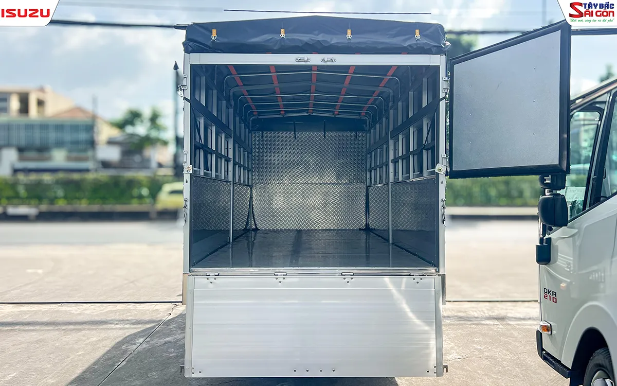 Cửa sau mở nhìn vào lòng thùng xe tải ISUZU QKR210 1T9 thùng mui bạt bửng nhôm