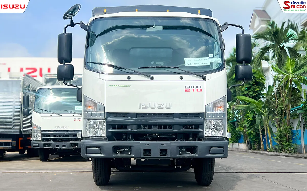 Đầu xe xe tải ISUZU QKR210 1T9 thùng mui bạt bửng nhôm nhìn chính diện