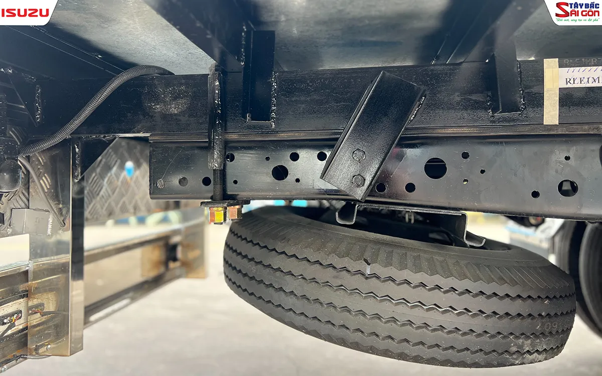 Khung sát-xi và bánh xe dự phòng của xe tải ISUZU QKR210 1T9 thùng mui bạt bửng nhôm