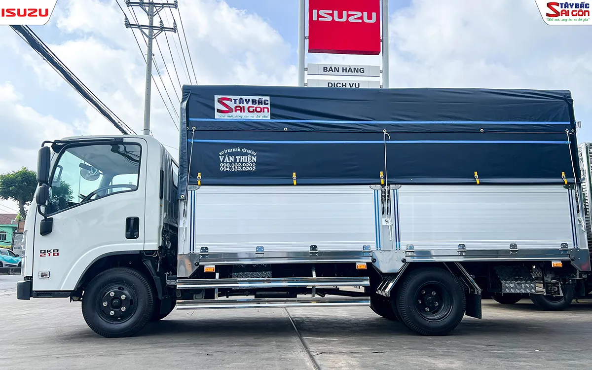 Xe tải ISUZU QKR210 1T9 thùng mui bạt bửng nhôm nhìn ngang bên phải, thùng bạt dài