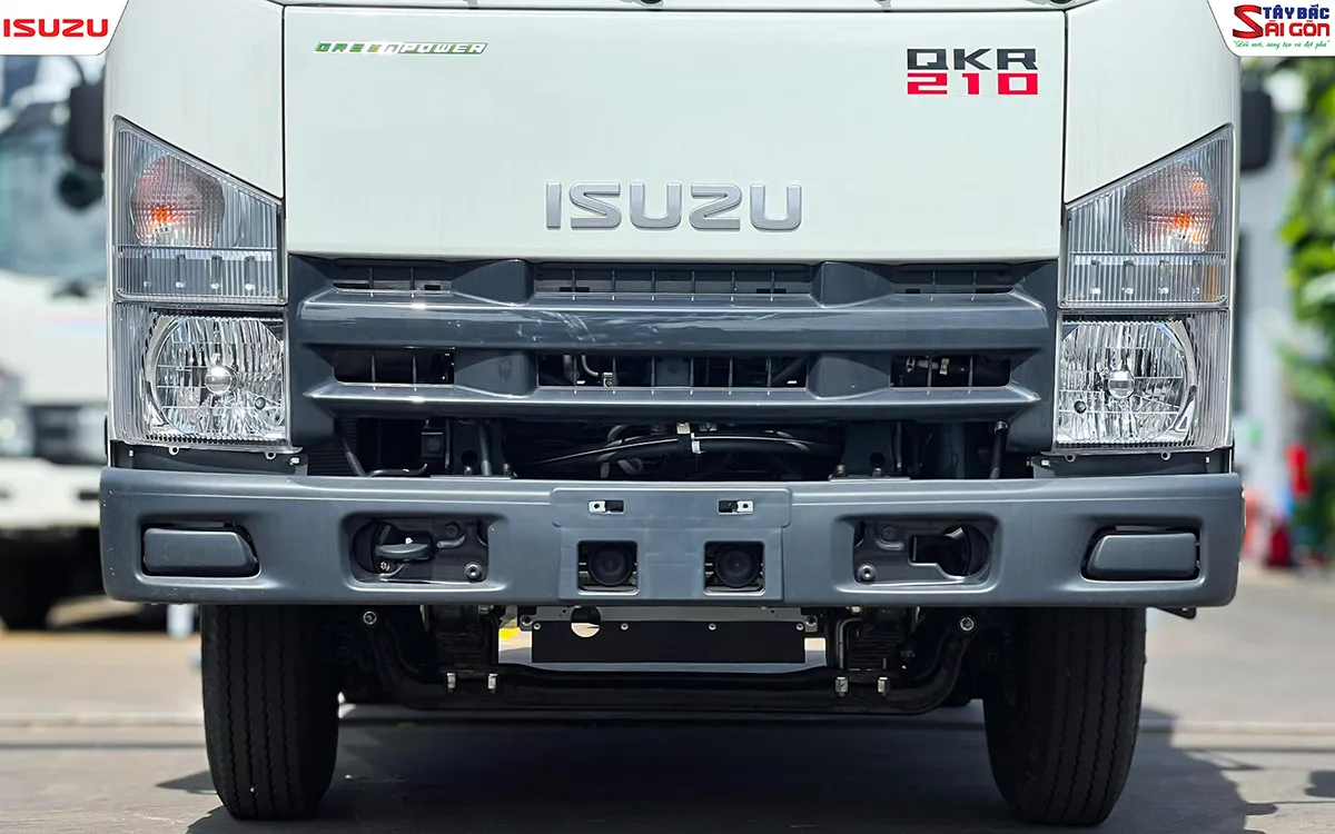 Đầu xe xe tải ISUZU QKR210 1T9 thùng kín nhìn cận cảnh, ca-lăng và đèn pha