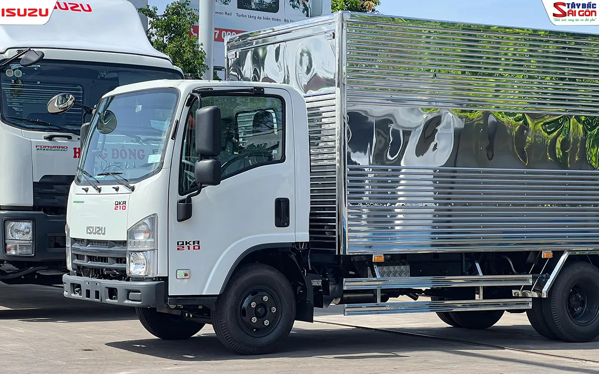 ISUZU 1T9 Thùng Kín QKR210 (Thùng 4.4m)