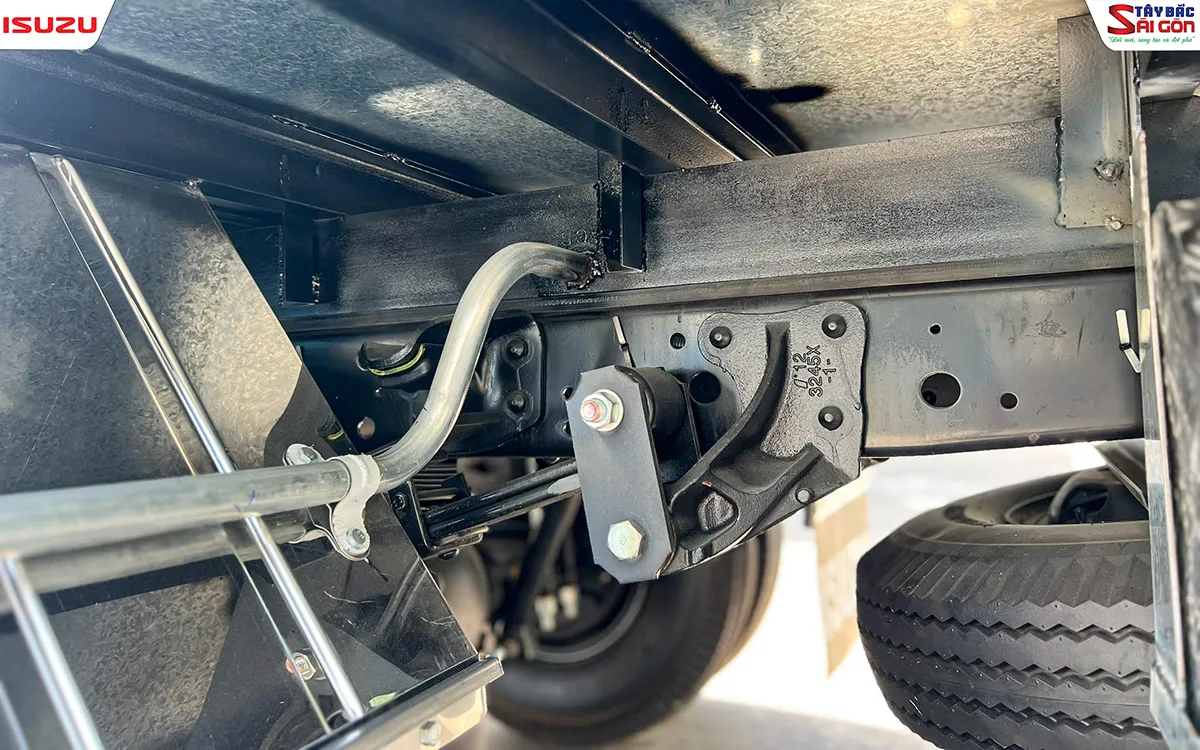 Khung sát-xi và hệ thống treo sau của xe tải ISUZU QKR210 1T9 thùng kín