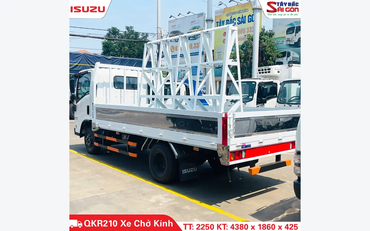 Xe tải chở kính ISUZU QKR210 nhìn chéo từ phía sau, giá chữ A dựng phía sau cabin