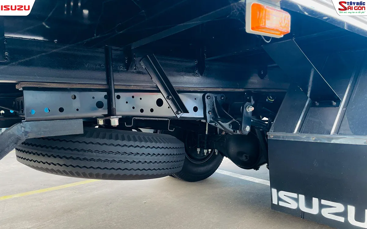 Bánh xe dự phòng và khung sát-xi phía sau của xe tải ISUZU QKR210 thùng kín