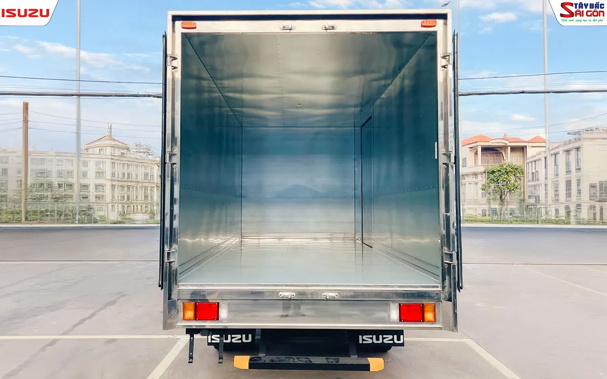 Lòng thùng xe tải ISUZU QKR210 thùng kín nhìn từ cửa sau khi mở