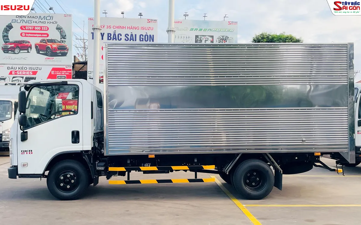Xe tải ISUZU QKR210 thùng kín nhìn ngang bên hông, thùng kín dài