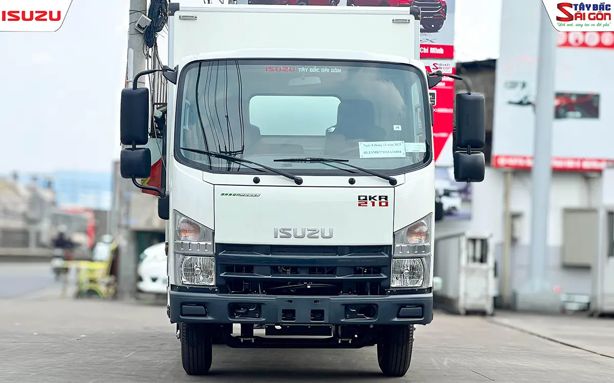 Đầu xe xe tải ISUZU QKR210 thùng kín composite nhìn chính diện, ca-lăng và đèn pha