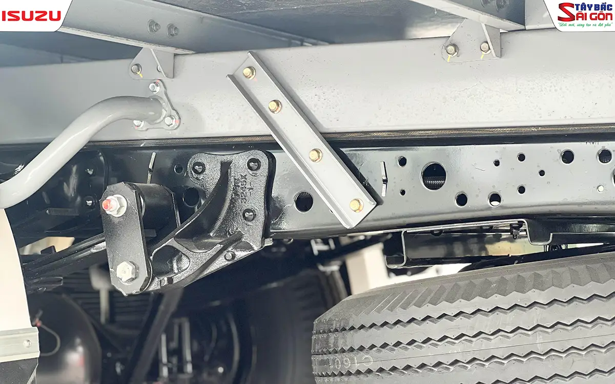 Khung sát-xi và hệ thống treo sau của xe tải ISUZU QKR210 thùng kín composite