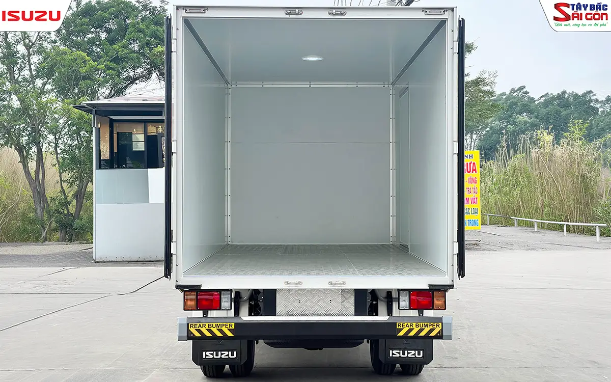 Lòng thùng xe tải ISUZU QKR210 thùng kín composite nhìn từ cửa sau, vách trắng và đèn trần