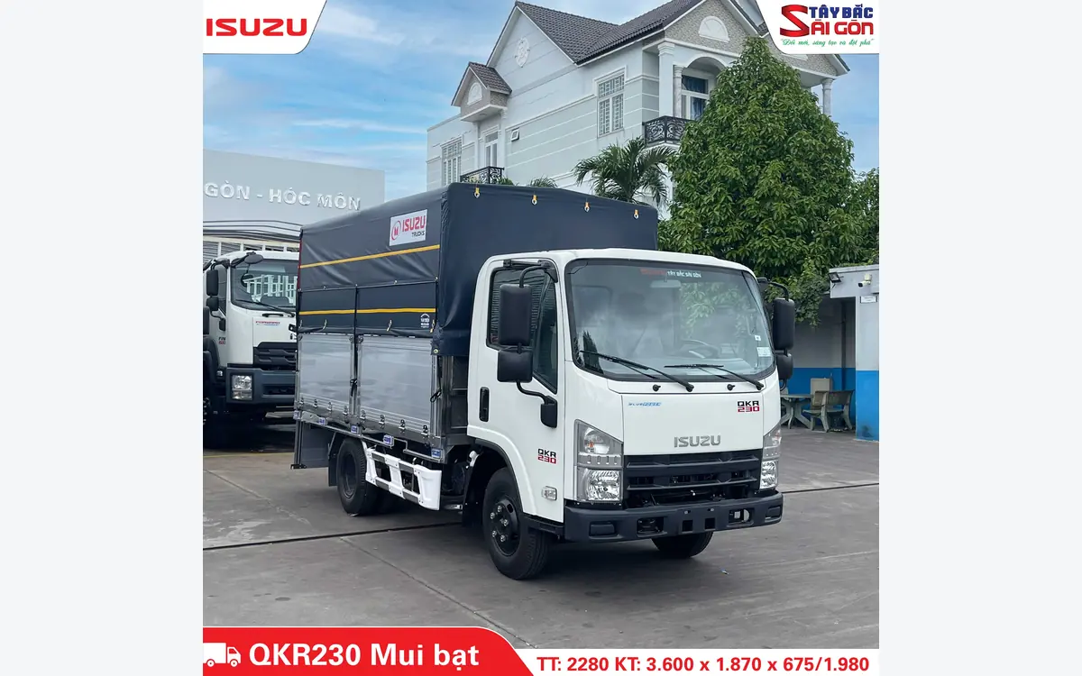 Xe tải ISUZU QKR230 thùng mui bạt nhìn chéo từ phía trước bên phải
