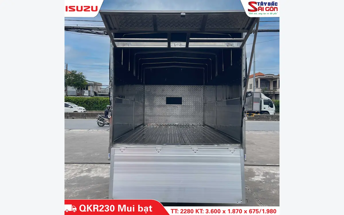 Lòng thùng mui bạt xe ISUZU QKR230 nhìn từ phía sau khi mở bạt