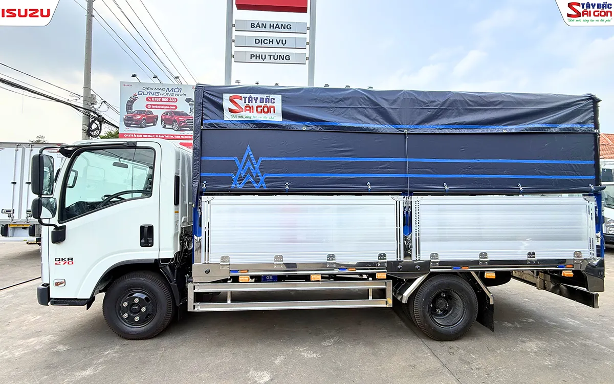 Xe tải ISUZU QKR270 bửng nhôm nhìn ngang bên trái, bạt phủ kín thùng